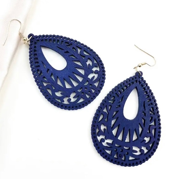 ⭐️ 5 for $25 Natural Wood Navy Blue Painted Lightweight Carved Earrings - Picture 2 of 4